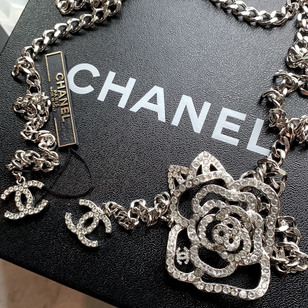 CHANEL Swarovski Crystal Camellia Rhinestone 🤍Silver Chain CC Belt Necklace NWT